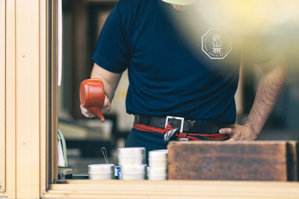 お茶を丁寧に扱う職人